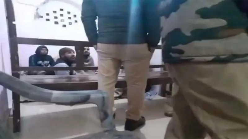 सुलतानपुर: पुलिस ने तीन कश्मीरी युवक व एक युवती को होटल से हिरासत में लिया, हड़कंप