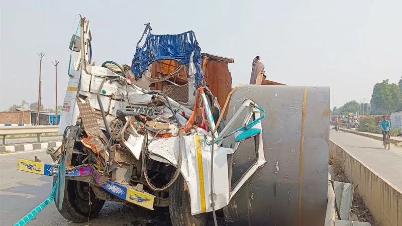 वाराणसी: खड़े ट्रेलर में पीछे से जा घुसी दूसरी ट्रेलर, उड़े परखच्चे, चालक-खलासी दोनों की हुई मौत, कोहराम