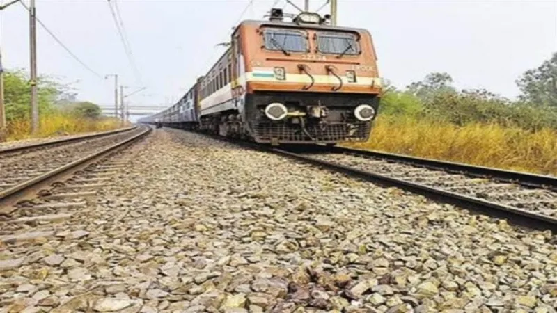 मुरादाबाद: राजधानी, देहरादून एक्सप्रेस सहित 20 ट्रेन में लेट, यात्री परेशान