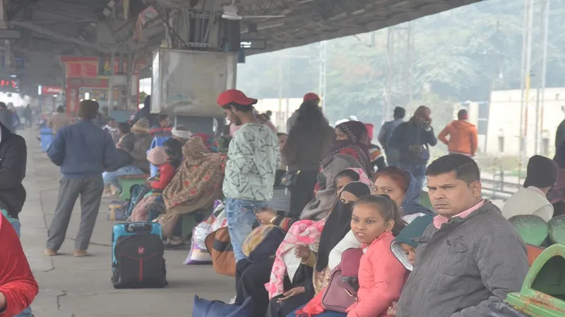 मुरादाबाद: स्टेशन पर सद्भावना एक्सप्रेस की प्रतीक्षा में 11 घंटे बैठे रहे यात्री