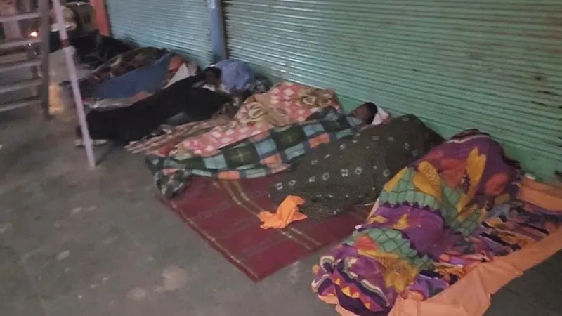 वाराणसी: नगर निगम के अधिकारियों ने रैनबसेरों का ठीक से नहीं किया प्रचार-प्रसार!, खुले में ठंड बिताने को मजबूर हुए गरीब 