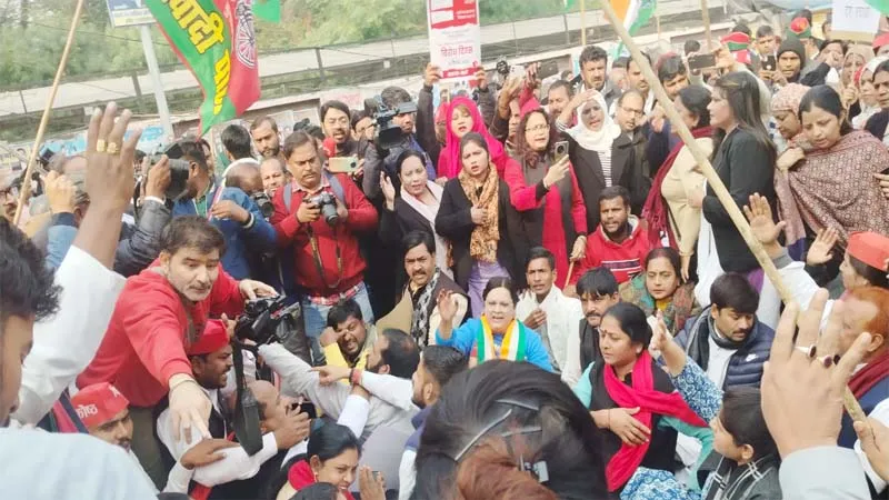 लखनऊ: सांसदों के निलंबन को लेकर इंडिया गठबंधन के नेताओं ने किया जोरदार प्रदर्शन, डीएम कार्यालय का किया घेराव