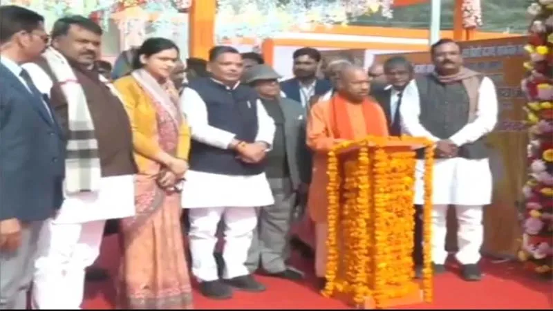 आगरा के बटेश्वर पहुंचे सीएम योगी, अटल जी की प्रतिमा पर किया माल्यार्पण, जानिये क्या है कार्यक्रम? 