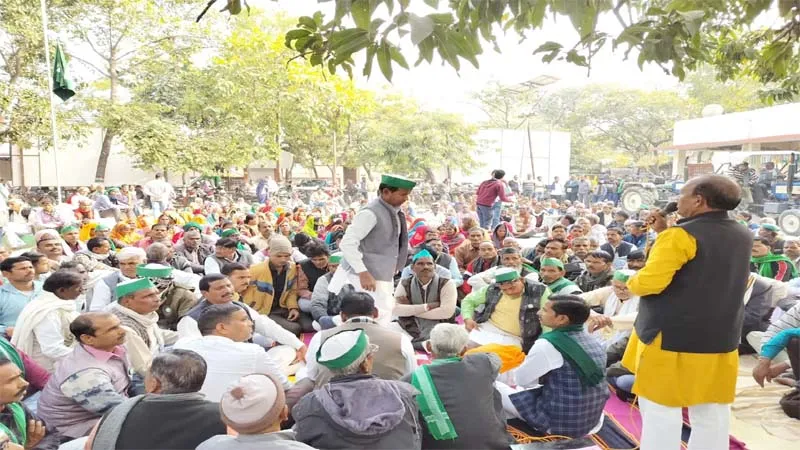 बाराबंकी: विभिन्न मांगों को लेकर भाकियू ने शुरु किया धरना, पेंशन, छुट्टा मवेशी समेत उठाए यह गंभीर मुद्​दे...