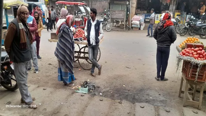 बाराबंकी: तुम्हारी फाइलों में गांव का मौसम गुलाबी... भीषण ठंड में भी अधिकारी नहीं कर पाए अलाव की व्यवस्था, गरीब बेहाल