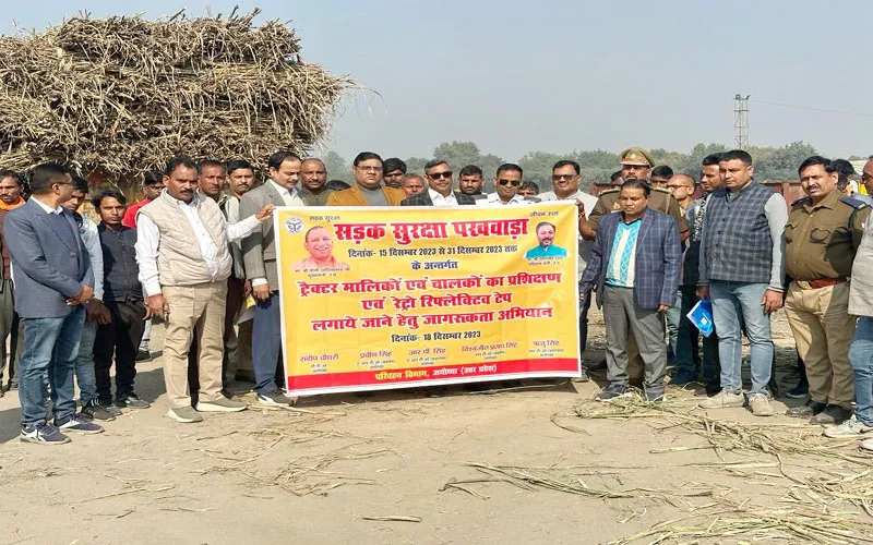 अयोध्या: सड़क सुरक्षा पखवाड़े के तहत 200 से अधिक वाहनों में लगवाए गए रेडियम टेप