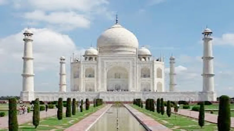 आगरा: ताजमहल में विदेशी पर्यटक का गुम हुआ 10 लाख रुपए से भरा बैग, पुलिस ने लौटाया, tourist ने कही यह बड़ी बात