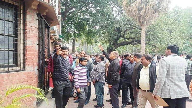 शुआट्स कॉलेज में वेतन को लेकर हंगामा, कार्यवाहक रजिस्ट्रार के इस्तीफे के बाद डॉ. विश्व स्वरूप मेहरा ने संभाला पद