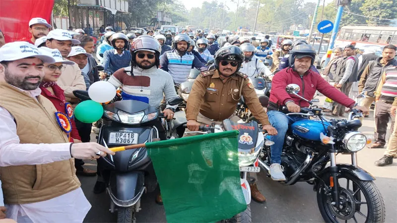 बाराबंकी: सड़क सुरक्षा पखवाड़ा जागरुकता रैली को राज्य मंत्री ने दिखाई हरी झंडी, जानें किस अहम बात पर हुई चर्चा