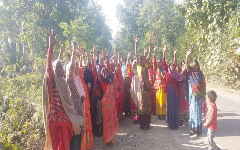 बहराइच: मनरेगा से बनी सड़क को वन विभाग ने कराया बंद, नाराज महिलाओं ने किया जोरदार प्रदर्शन