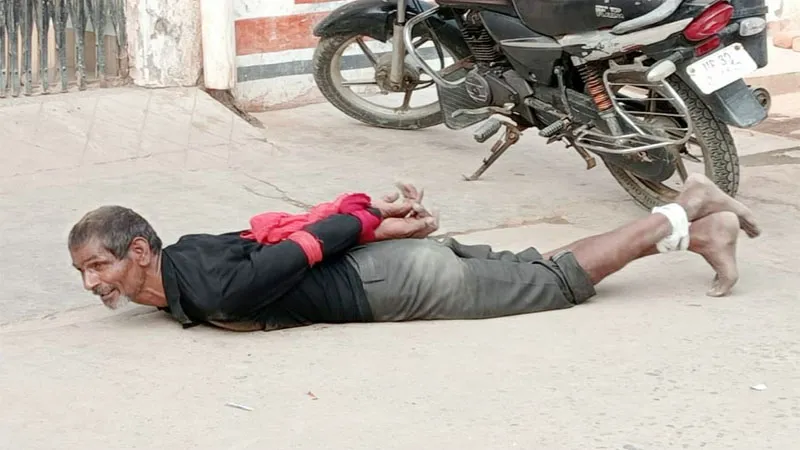 हरदोई: पत्नी ने विक्षिप्त पति का हाथ-पांव बंधवाकर उसे सड़क पर फेंकवाया!, वीडियो बनने लगा तो पति को लेकर चलती बनी