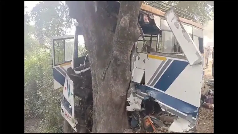 उन्नाव में सवारी से भरी बस अनियंत्रित होकर पेड़ से टकरायी, एक की मौत, दो दर्जन घायल