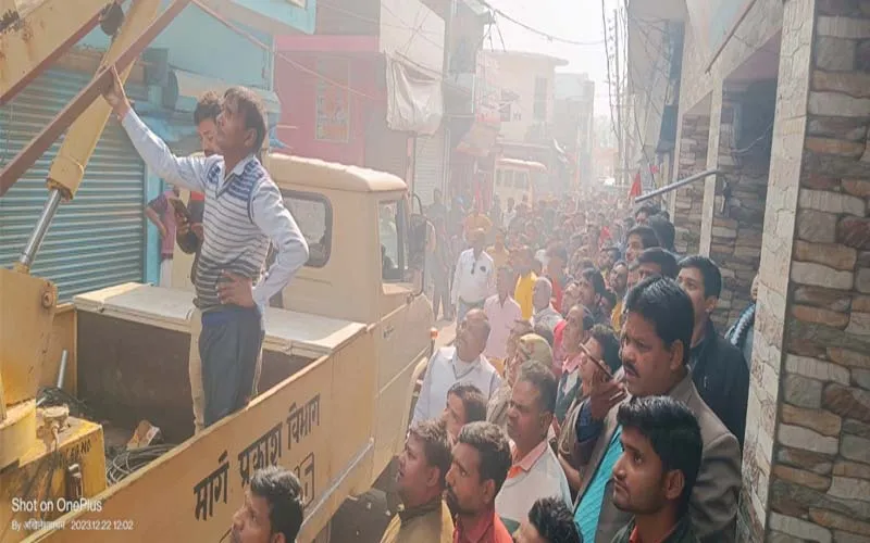 हरदोई: पूजा के दीपक से दुकान में रखा लाखों का सामान जलकर हुआ राख, 500 लहंगे, शेरवानी सब जल गए