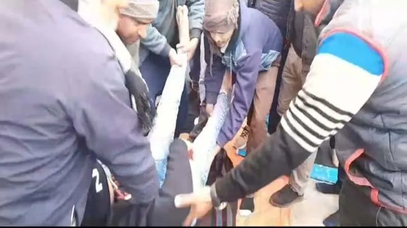 69000 शिक्षक भर्ती मामला: भूख हड़ताल पर बैठे तीन अभ्यर्थी बीमार, अस्पताल में भर्ती, हड़कंप