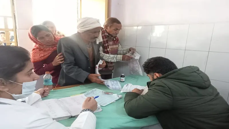 मुरादाबाद : ठंड से बढ़े बुखार, सर्दी जुकाम के मरीज, सीने में दर्द की भी शिकायत