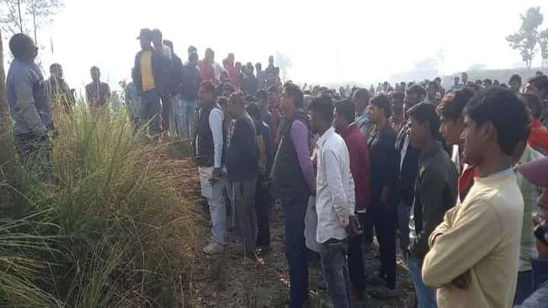 संतकबीरनगर: संदिग्ध परिस्थितियों में युवक की पेड़ से लटकती मिली लाश, हड़कंप