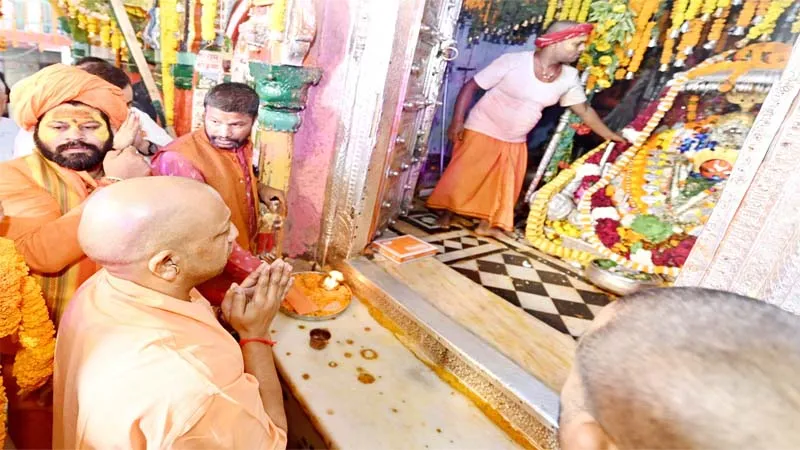 अयोध्या पहुंचे सीएम योगी, हनुमानगढ़ी में बजरंगबली के दर्शन कर जा रहे राम मंदिर...