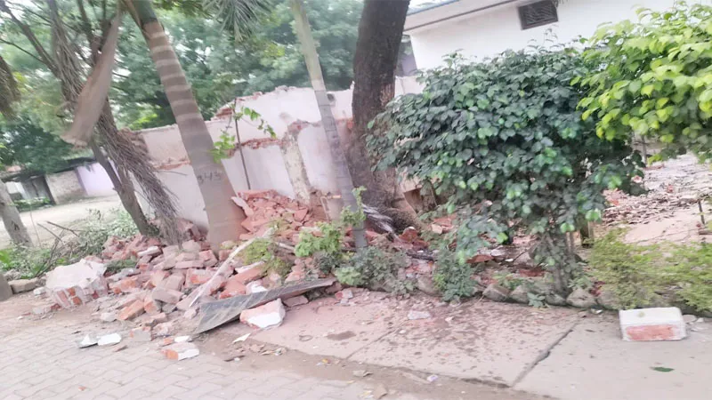 प्रतापगढ़: जेल में बंद गैंगस्टर एक्ट के आरोपी ग्राम प्रधान के अवैध निर्माण पर गरजा बुलडोजर, हड़कंप 