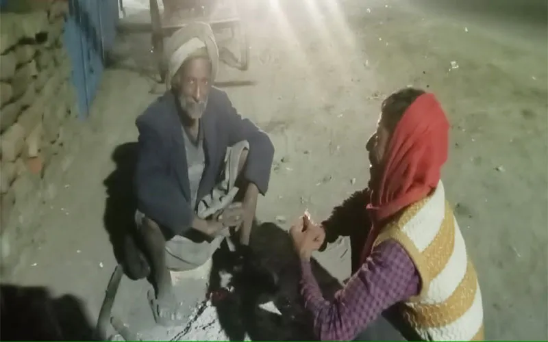 बाराबंकी में सिर्फ हैदरगढ़ में जल रहे अलाव, शहर में ठंड से कांपते दिखे गरीब, रैन बसेरों के हालात ठीक 