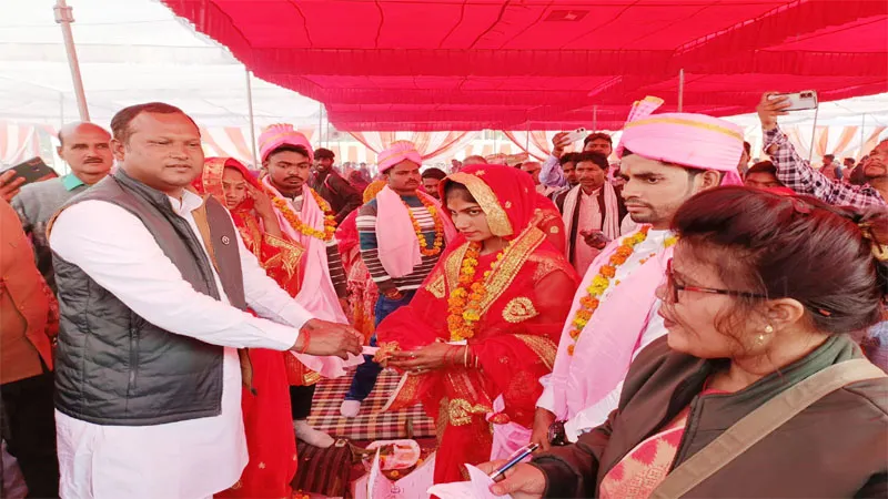 रायबरेली: सामूहिक विवाह कार्यक्रम में 10 लाख हो गए खर्च, फिर भी लोगों को खाने के लिए फैलाना पड़ा हाथ, जानिये मामला