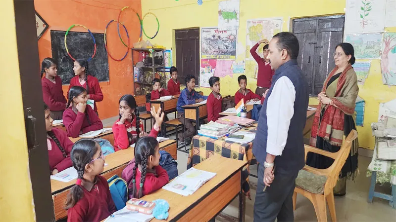 लखनऊ: बीएसए ने प्राथमिक विद्यालय का किया निरीक्षण, निपुण लक्ष्य की देखी स्थिति, प्रिंसिपल से कहा- इस बात पर करें फोकस!
