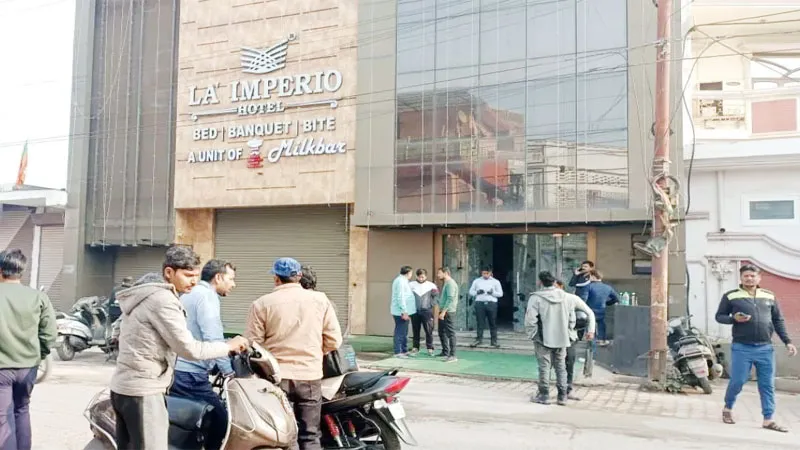 अलीगढ़: होटल में शार्ट सर्किट से लगी भीषण आग, दम घुटने से मैनेजर की मौत, हड़कंप