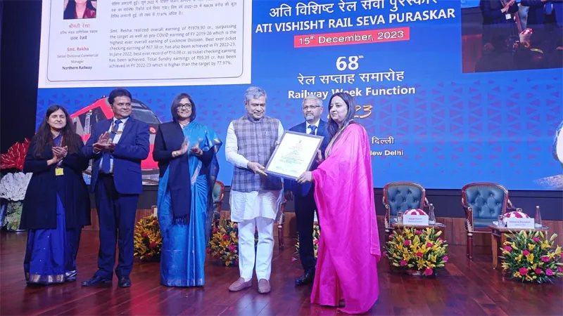 लखनऊ: उत्तर रेलवे लखनऊ मंडल की सीनियर डीसीएम रेखा शर्मा रेल सेवा पुरस्कार से सम्मानित