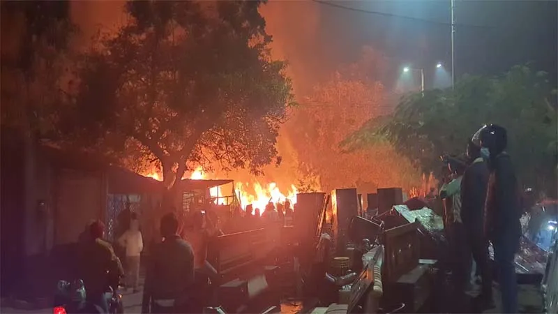 लखनऊ: कबाड़ मंडी में लगी भीषण आग, लाखों का सामान जलकर राख, देखें video