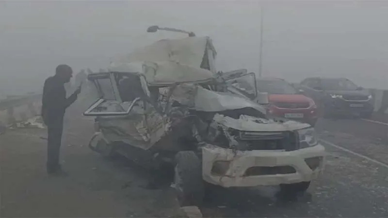 आगरा में कोहरे के कारण बड़ा हादसा, डेढ़ दर्जन वाहन आपस में भिड़े, एक की मौत, कई घायल, accident के बाद मुर्गियां लूटते दिखे लोग!
