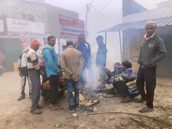 वाराणसी: काशी में हाड़ कंपाने वाली ठंड से सहमे लोग, न अलाव जल रहे न बंटे कंबल, गरीब बेहाल