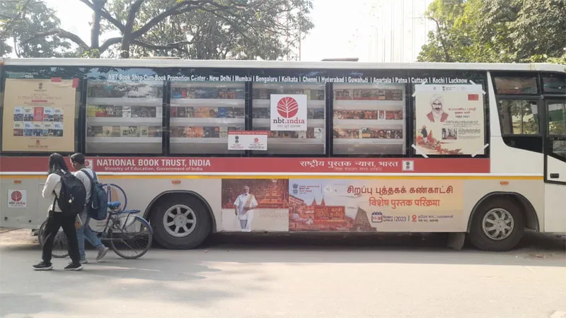 वाराणसी: बीएचयू पहुंची बस लाइब्रेरी, बस में हैं पुस्तकों का खजाना, विभिन्न भाषाओं की पुस्तकें पढ़कर बढ़ा सकते हैं ज्ञान! 