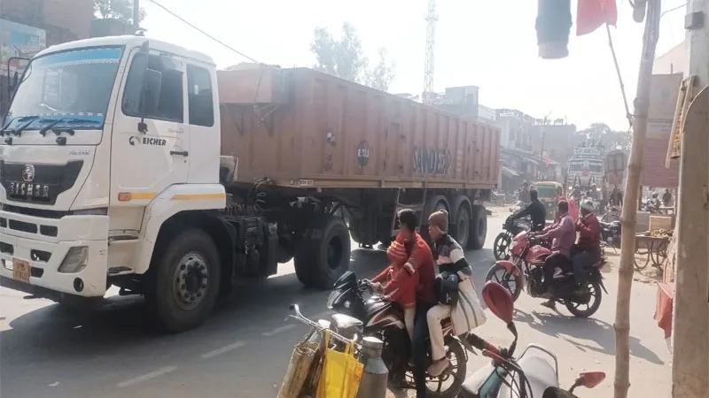 बाराबंकी: खतरनाक होता जा रहा भिटरिया-हैदरगढ़ मार्ग, यहां गुजरने से डरते हैं दो पहिया वाहन चालक, जानिये वजह? 