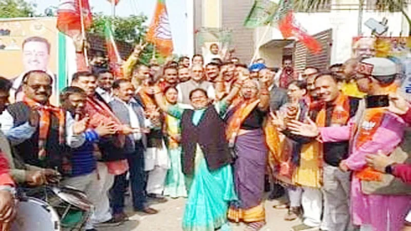 प्रयागराज: तीन राज्यों में भाजपा की जीत पर नेताओं व कार्यकर्ताओं ने जमकर मनाया जश्न, छोड़े पटाखे, बांटी मिठाई