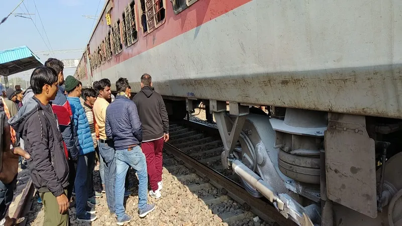 बिजनौर: हिमगिरी एक्सप्रेस से धुआं उठने से मचा हड़कंप