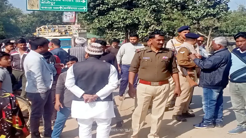 बहराइच: रेलवे की जमीन से पुलिस ने हटवाया अतिक्रमण, फूस का छप्पर लेकर भागते दिखे ग्रामीण, रही गहमागहमी