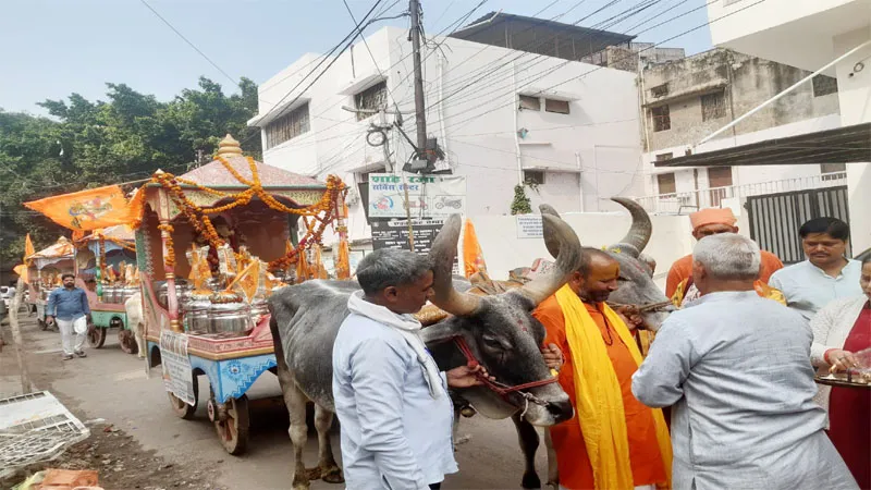 लखनऊ: एक हजार किलोमीटर चलकर रामलला के लिए बैलगाड़ी से आया 600 किलो घी, जानिये कहां होगा इस्तेमाल?