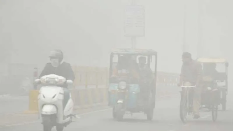 अमेठी: दोपहर तक छाई रही धुंध, सड़कों पर रेंगते रहे वाहन, जरा सी लापरवाही बरती तो इस ठंड में हो सकते हैं बीमार