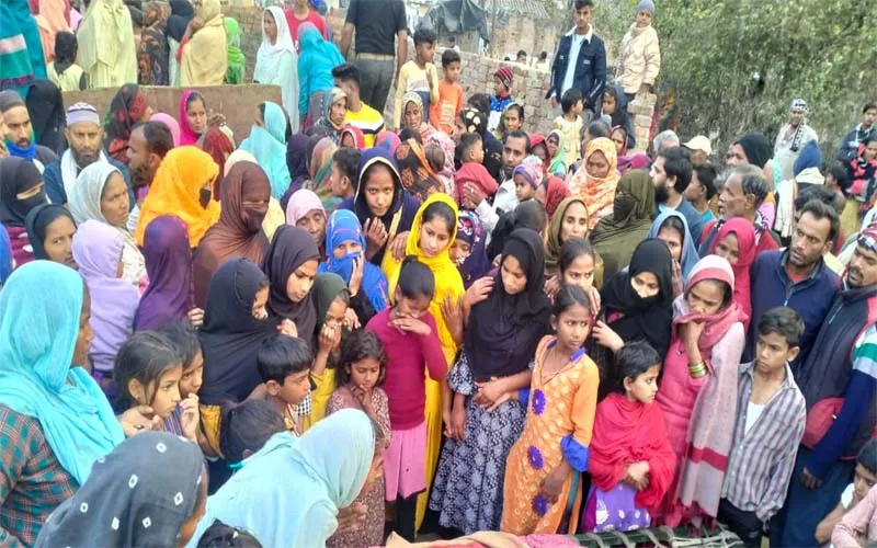 बहराइच: मिट्टी की दीवार गिरने से सगे और ममेरे भाई समेत तीन की मौत, दो घायल, कोहराम