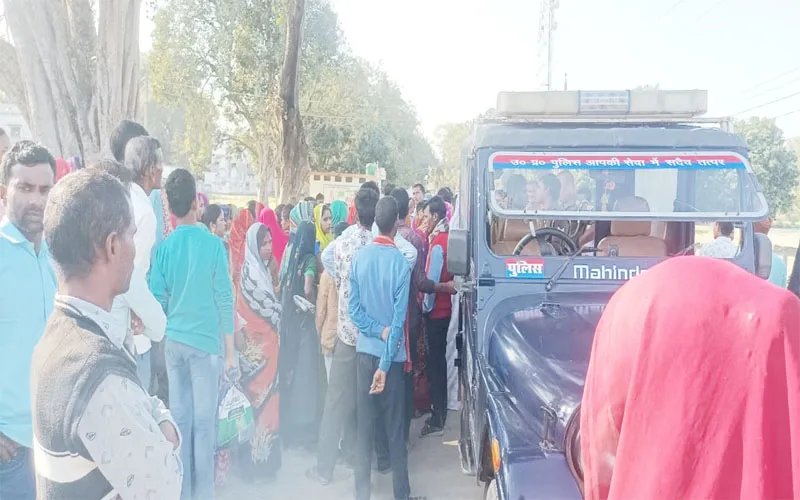 बहराइच: प्रार्थना सभा में जुटे थे सैकड़ो लोग, शिकायत पर पुलिस आई तो महिलाओं ने घेरकर किया यह बवाल!