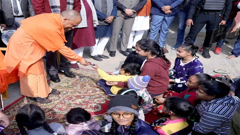 लखनऊ: साल के आखिरी दिन बीजेपी अध्यक्ष व सीएम योगी ने बच्चों को बांटी चॉकलेट, जरूरतमंदों को दिए कंबल