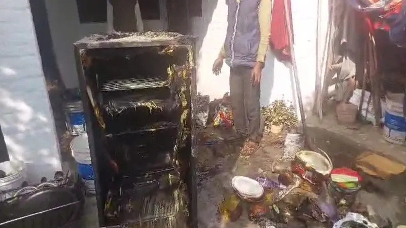 मुरादाबाद : खाना बनाते समय लीकेज गैस से घर में लगी आग, हजारों का सामान जलकर खाक