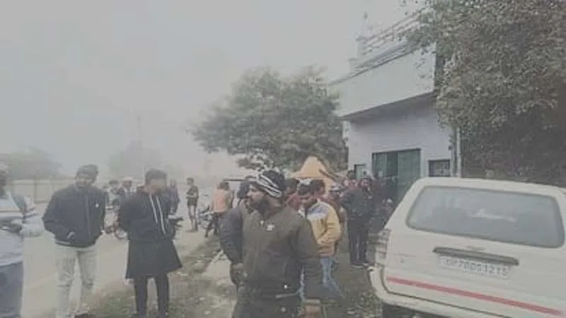 प्रयागराज: बाइक सवार को बचाने में अनियंत्रित टवेरा डिवाइडर से टकराकर पलटी, चार घायल