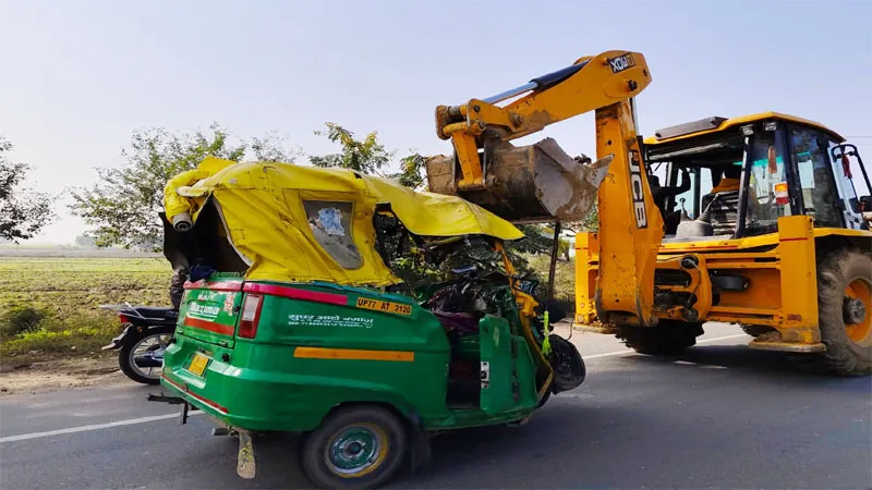 कानपुर: ट्रक-ऑटो की आमने-सामने की भिड़ंत में दो लोगों की मौत, सगे भाई गंभीर, कोहराम