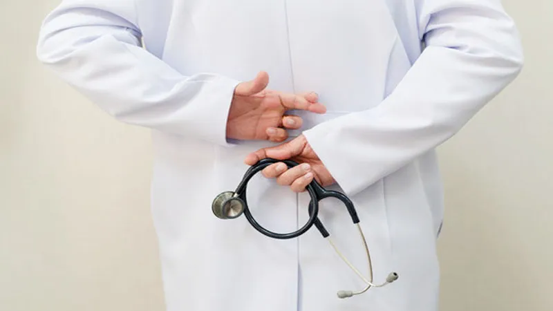 हरदोई: डाक्टर ने शव को ही कर दिया लखनऊ रेफर! परिजनों ने काटा हंगामा, जानिये क्या है मामला?