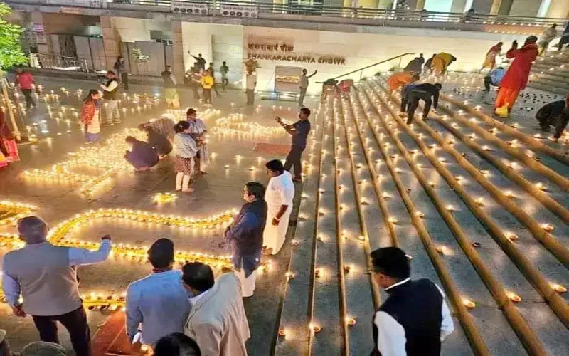 काशी विश्वनाथ धाम: दूसरी वर्षगांठ पर जले 15 हजार दीये, रोशनी से जगमगाया बाबा का आंगन, खूब जुटे लोग, ली सेल्फी