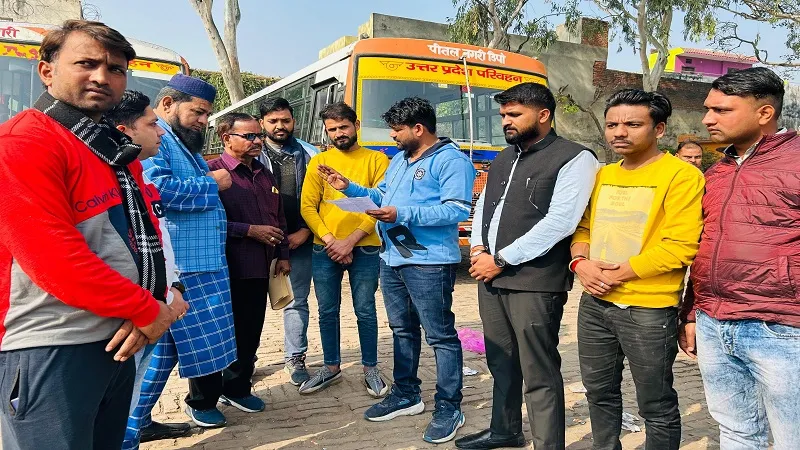 संभल: समस्याओं को लेकर बस स्टेशन इंचार्ज को सौंपा ज्ञापन 