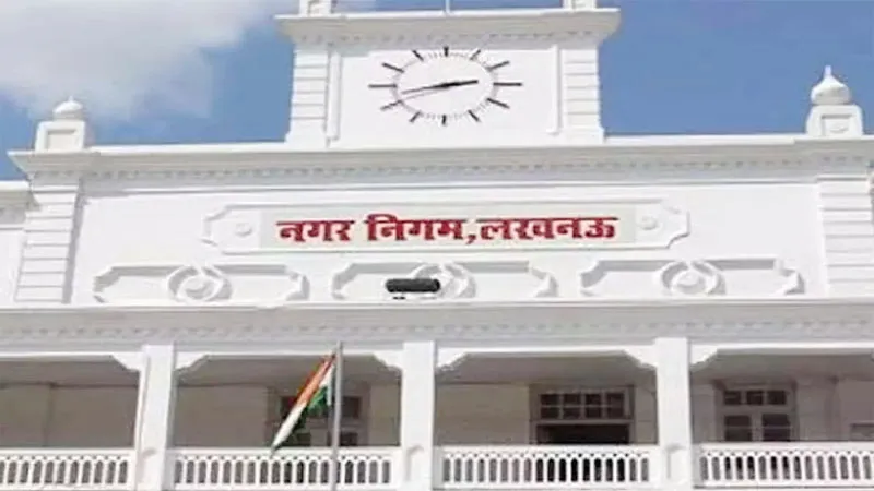 लखनऊ: नगर निगम ने अतिक्रमण के खिलाफ चलाया अभियान, एक ट्रक सामान किया जब्त