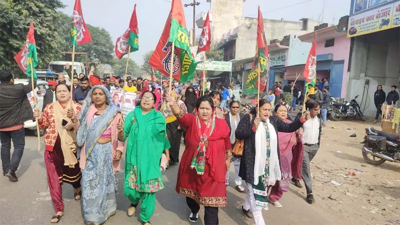 बहराइच: निलंबित सांसदों के पक्ष में नारेबाजी करते हुए सपा ने किया जोरदार प्रदर्शन, सौंपा ज्ञापन