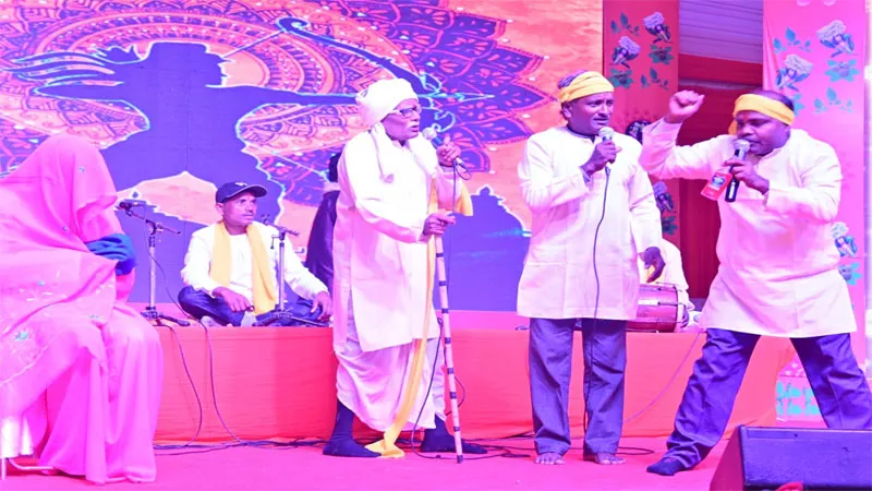 बाराबंकी: 'बहिनी अंगनवा मा बाजेला बजनवा, भीतर सखी सोहर हो', महादेवा महोत्सव में लोक कलाकारों ने बांधा समां