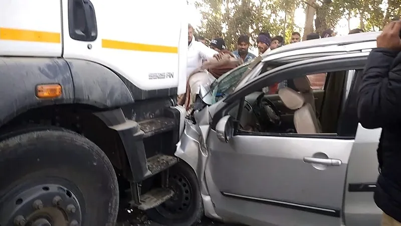 रामपुर:  बाजपुर मार्ग पर चेचिस ने कार को मारी टक्कर, पांच घायल